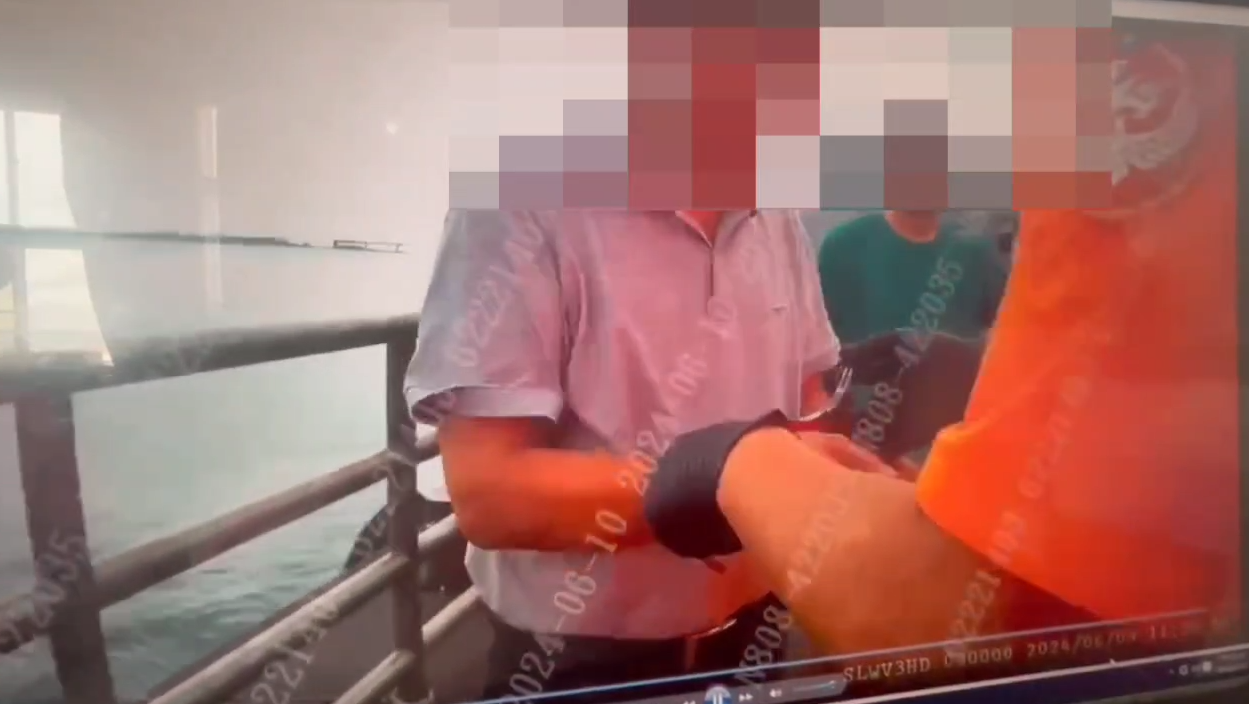 中國大陸一名阮姓男子9日趁著端午連假期間駕駛快艇闖進淡水河漁人碼頭，引發國防漏洞疑慮。圖/翻攝自海巡署影片