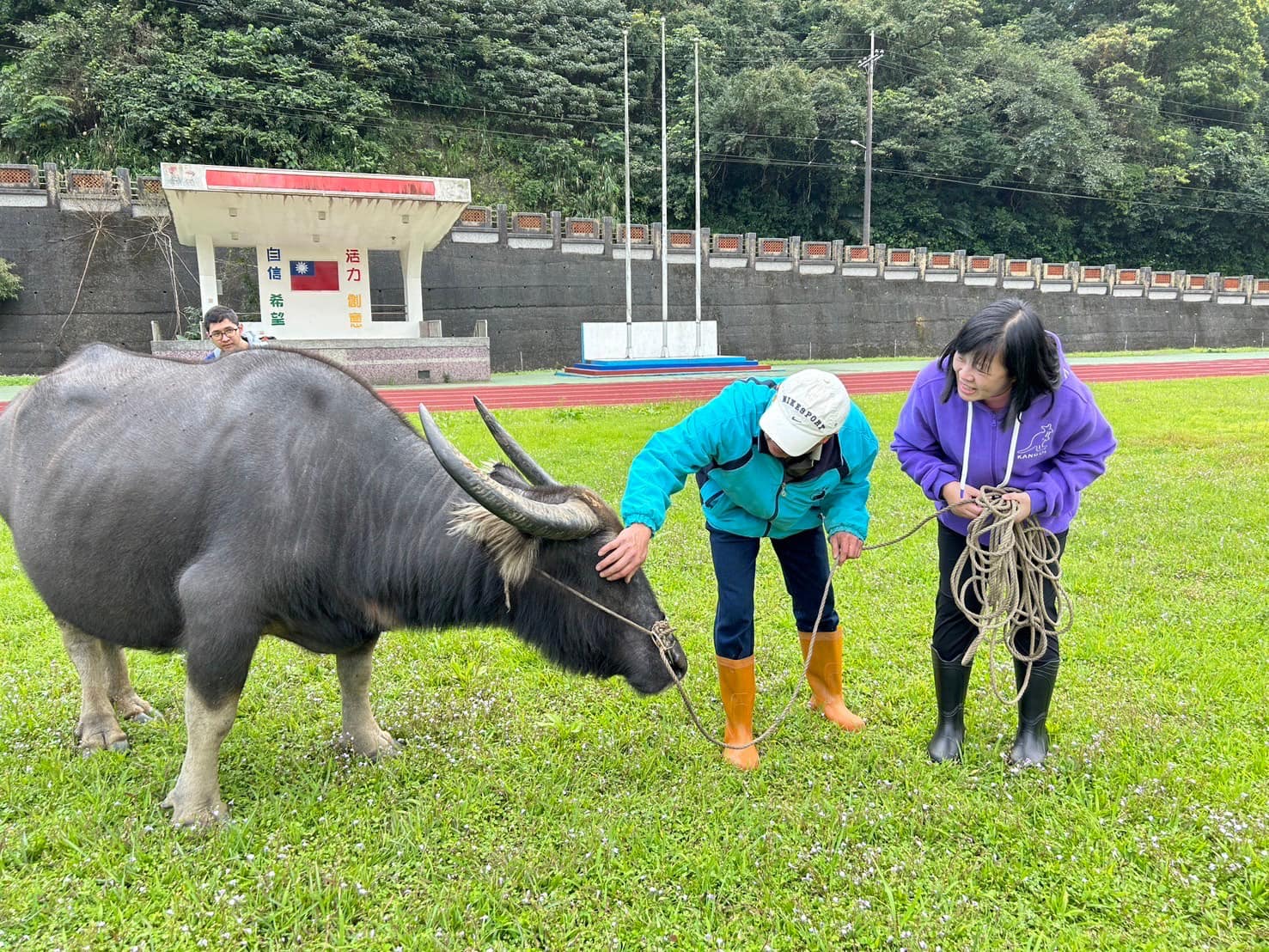 翻越文化不利 首位新住民校長授人玫瑰滿手留芳