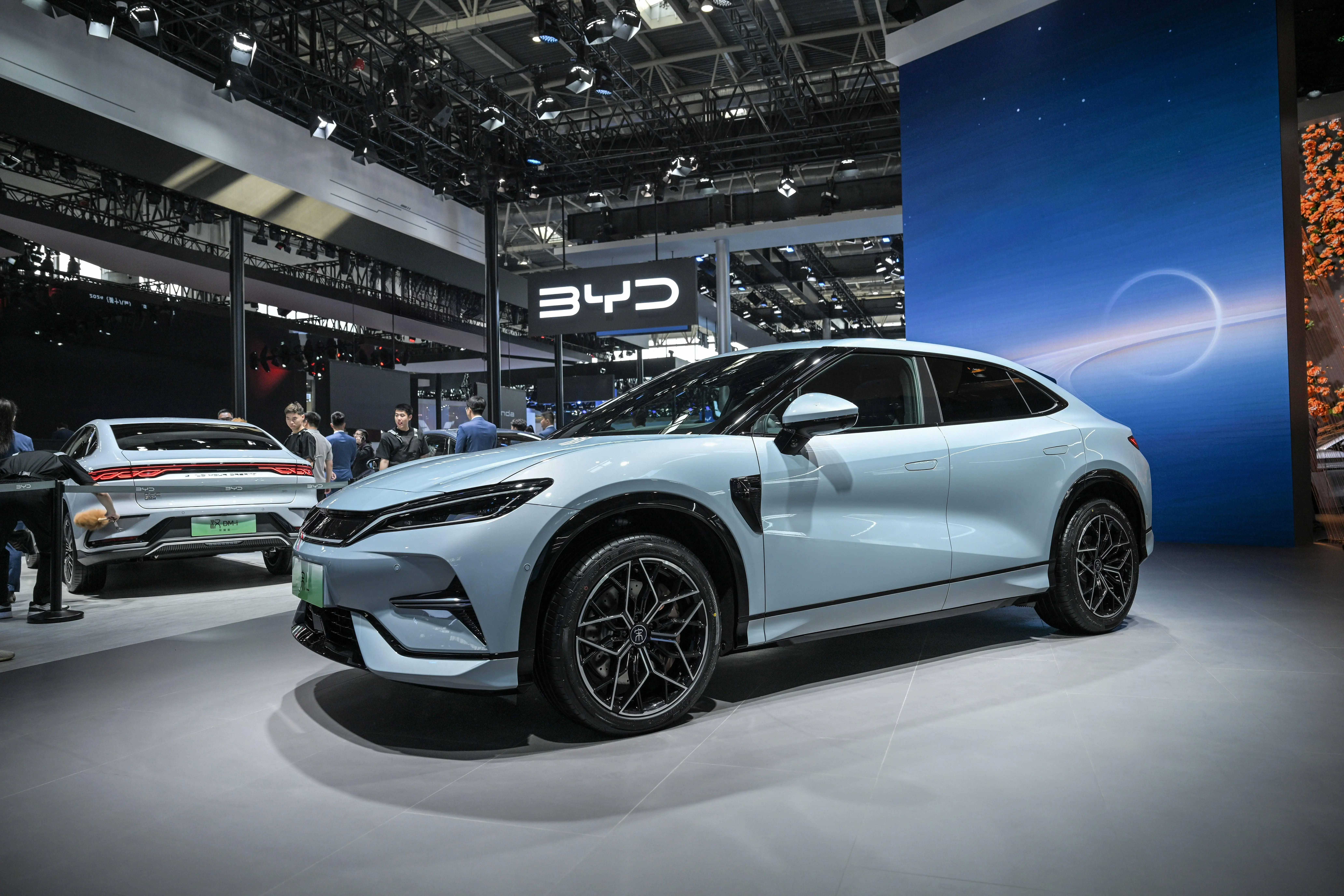 比亞迪儼然已成大陸電動車龍頭，圖為2025年問世的純電中型SUV「宋L EV」，官定價18.9萬人民幣起，不到台幣85萬，難怪問鼎亞洲。圖／取自搜狐