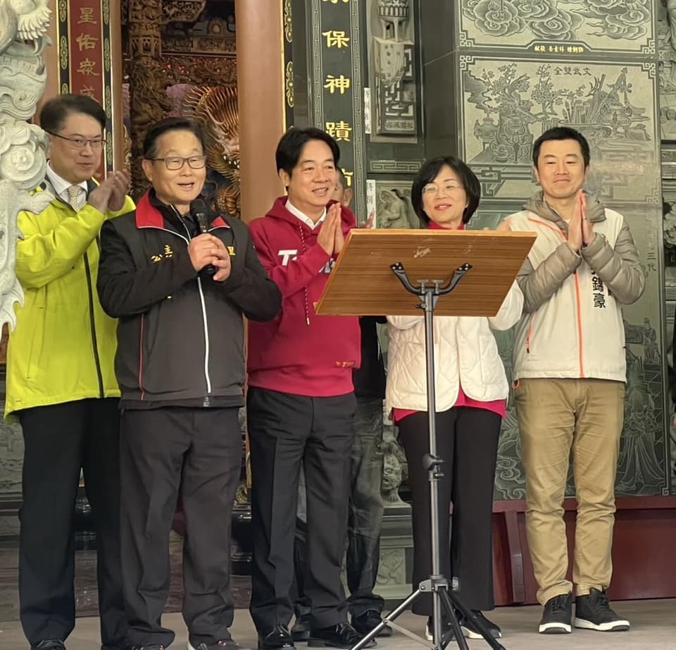 總統賴清德大年初一（29日）上午前往昭靈宮等地祈福，民進黨秘書長林右昌（左一）及立委蘇巧慧（右二）陪同在側，支持者已聞到2026新北市長選戰的煙硝味。圖／取自新北市議員張錦豪臉書