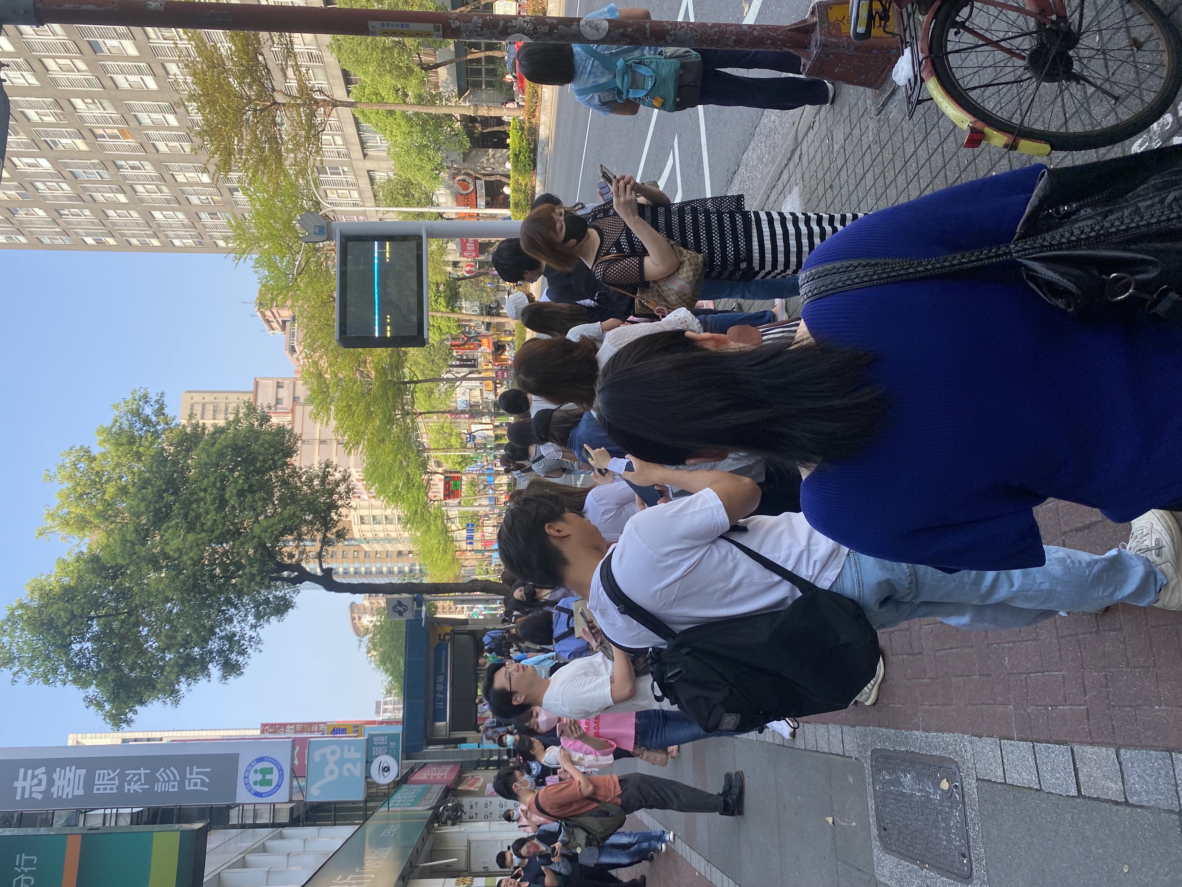 台北捷運停駛，公車站滿滿是等待的乘客。圖／讀者提供