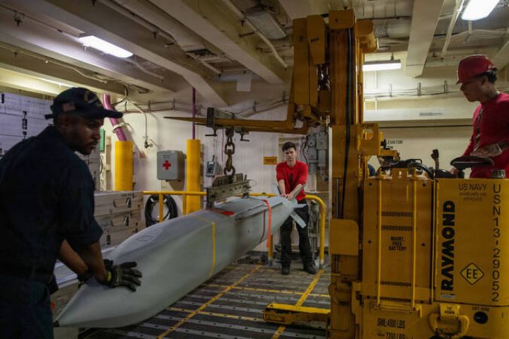 一枚AGM-154C精準滑翔炸彈，在美專海軍「福特號」航艦上移動。圖/取自美軍DVIDS網站