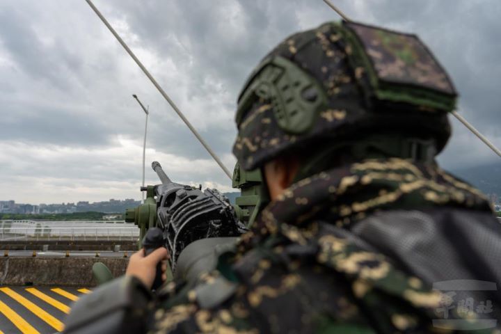 「漢光42號」反空機降演練,官兵駕駛搭載20公厘機砲與40公厘榴彈槍悍馬車,迅速就戰術位置完成防空火網編成圖/取自軍聞社