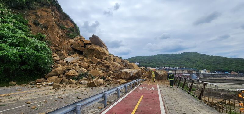 基隆市潮境公園入口處平浪橋旁山坡，3日下午2時許發生大量土石崩塌，目前雙向車道皆無法通行。 圖/基隆消防局提供