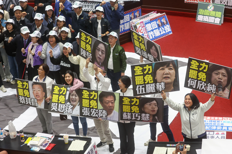 藍綠立委持續對抗、叫陣，國民黨立委高舉進入罷免二階連署的綠委看板。圖/中央社