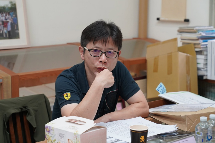 遭控大學演講「踹壞桌子、物化女性」　名作家許榮哲道歉了