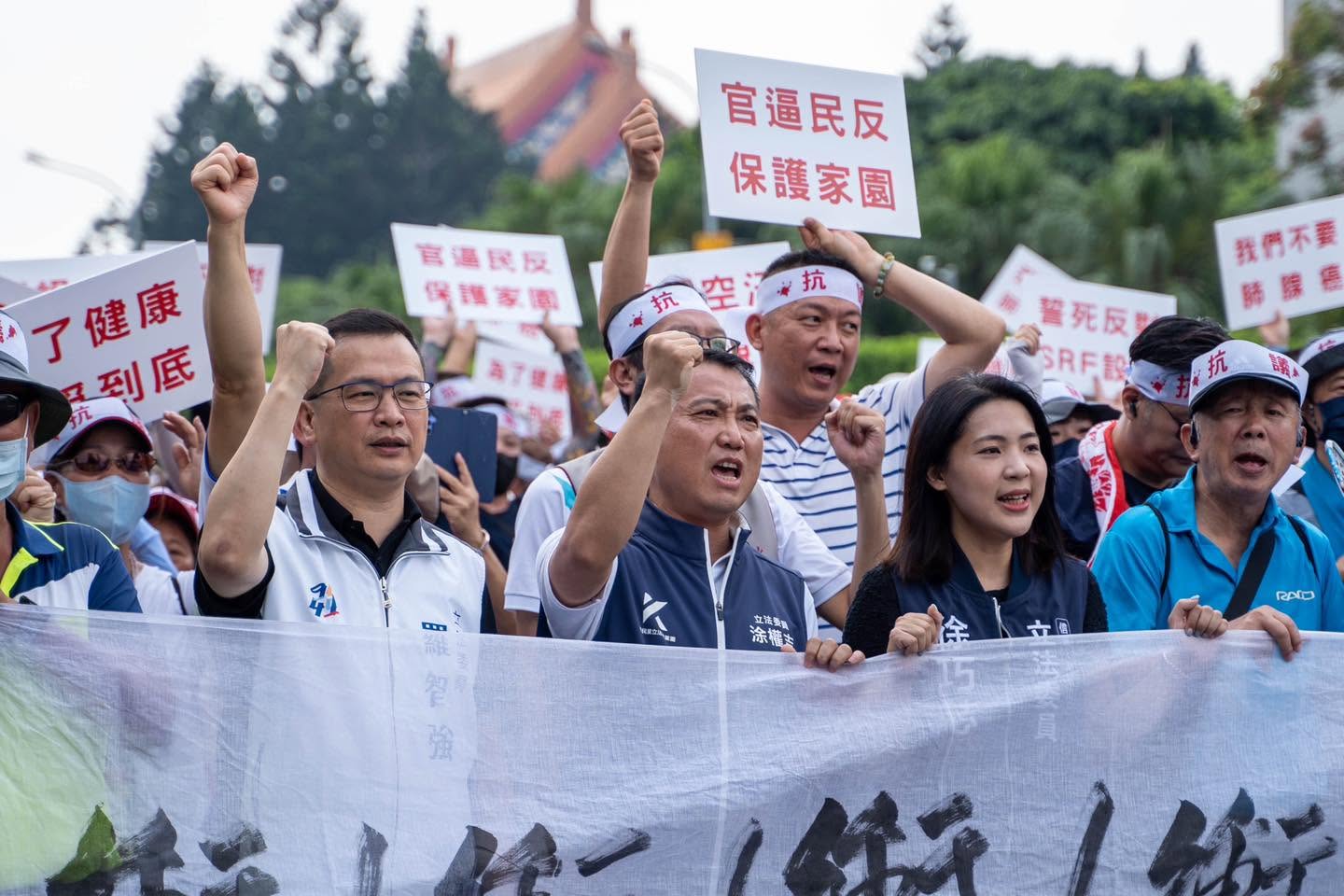 桃園市觀音區民眾不斷對SRF設廠表達不滿與反對,市長張善政拍胸脯保證,只要他當一天市長,SRF就不會在桃園建廠。圖/取自羅智強 臉書