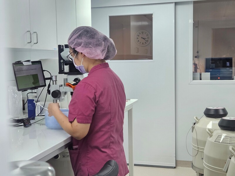 衛生福利部於今年年底前將人工生殖法修正草案提交行政院，圖為人工生殖中心實驗室護理人員工作畫面。圖／中央社