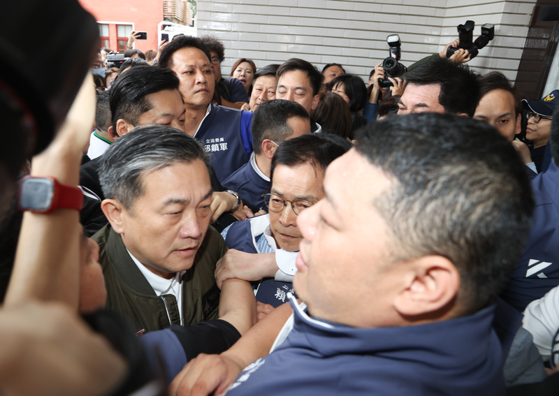 執政的民進黨立委，為了避免行政權受到國會更嚴格的監督，不惜動用暴力，也要阻擋相關法案進行審查，圖/中央社