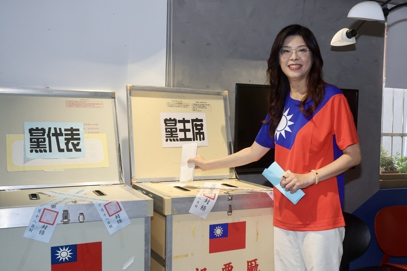 【決戰藍黨魁】鄭麗文精神抖擻投完票　穿國旗裝盼帶來最強運氣