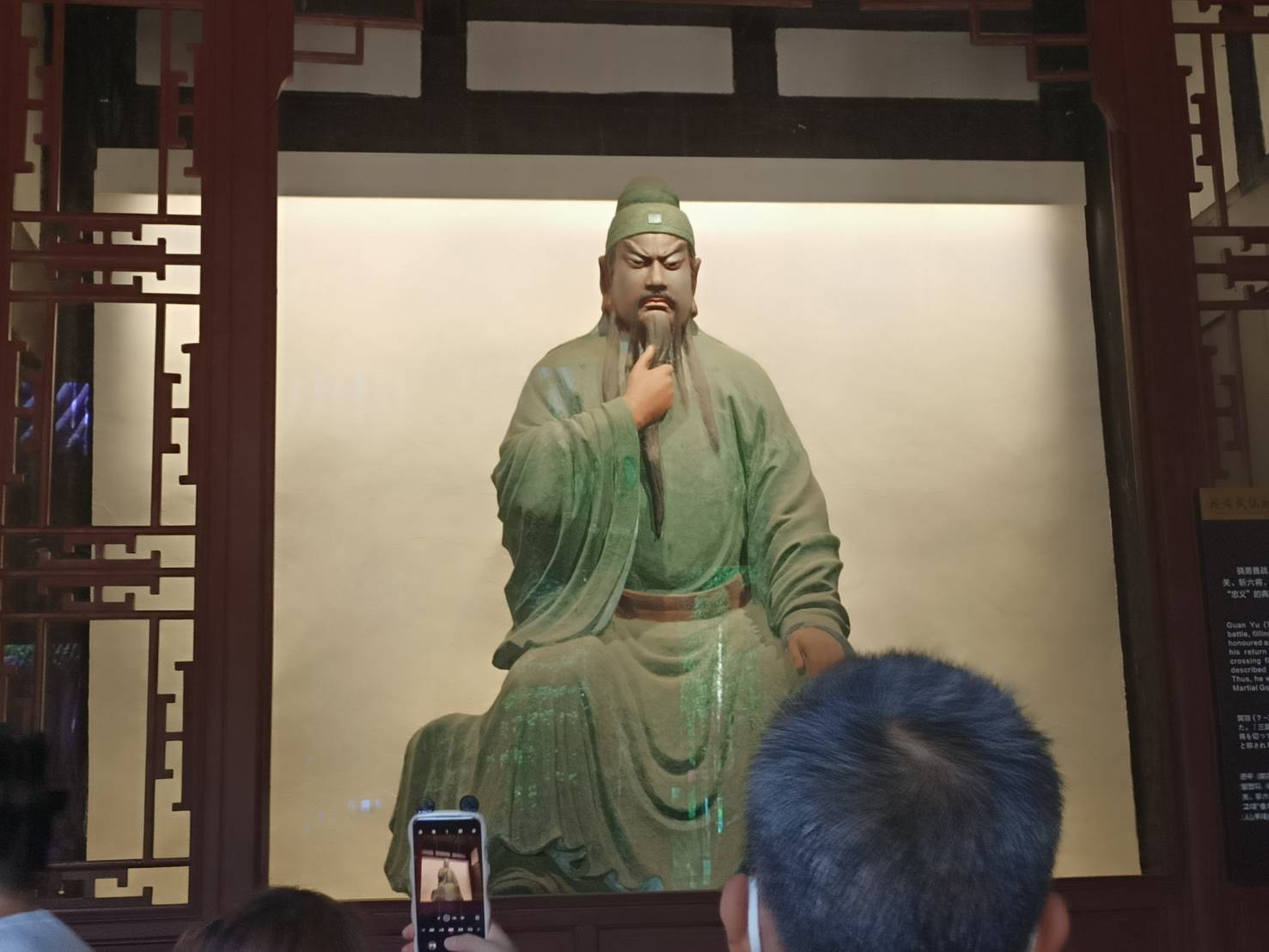 三義廟的關羽塑像。圖/記者簡立欣攝