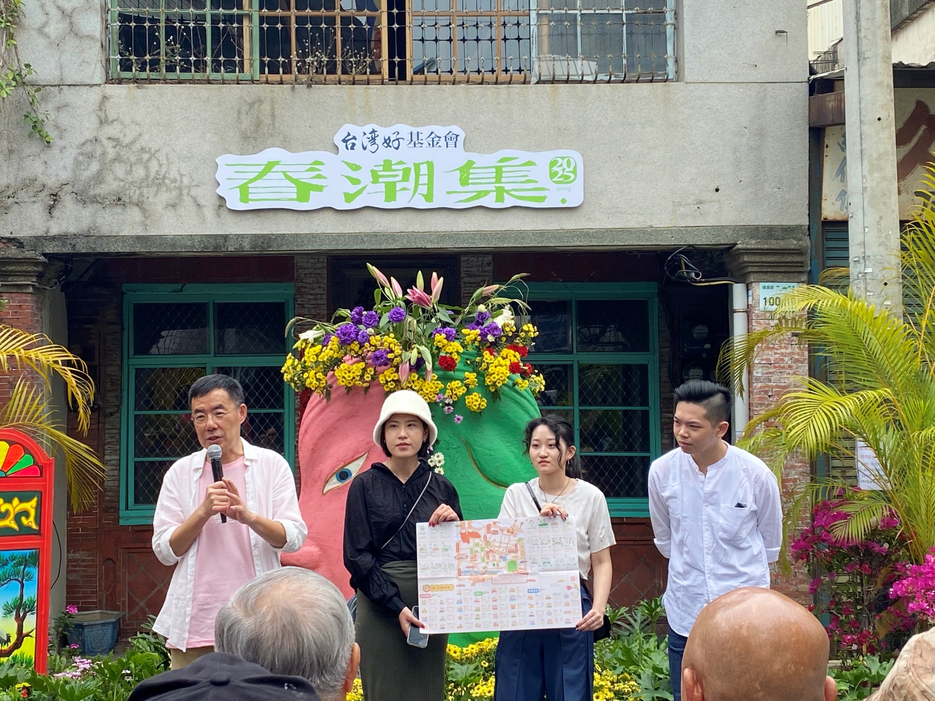 劉維公教授與東吳大學社會系、實踐大學工業設計系的同學們，和16家「潮店」店主再塑品牌形象，並以「潮街行」特展，介紹老街新生品牌。圖/記者田瑜萍攝
