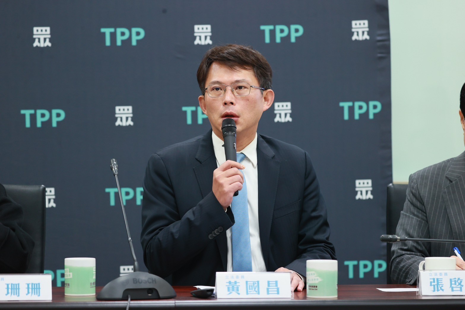 民眾黨團總召黃國昌17日說明黨團對考試院正副院長及考試委員人事同意權的立場。圖/民眾黨提供