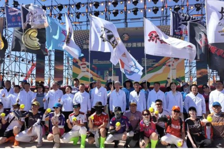 2026寧夏兩岸青年沙漠慢壘邀請賽開幕　21支隊伍齊聚沙坡頭競技