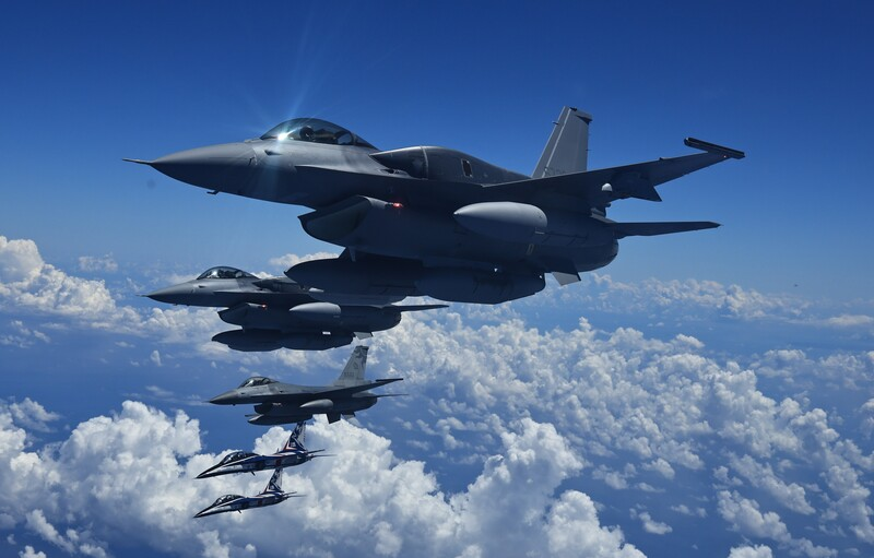 空軍「長機」領飛　新舊F-16V、勇鷹大雁編隊飛越台灣海岸