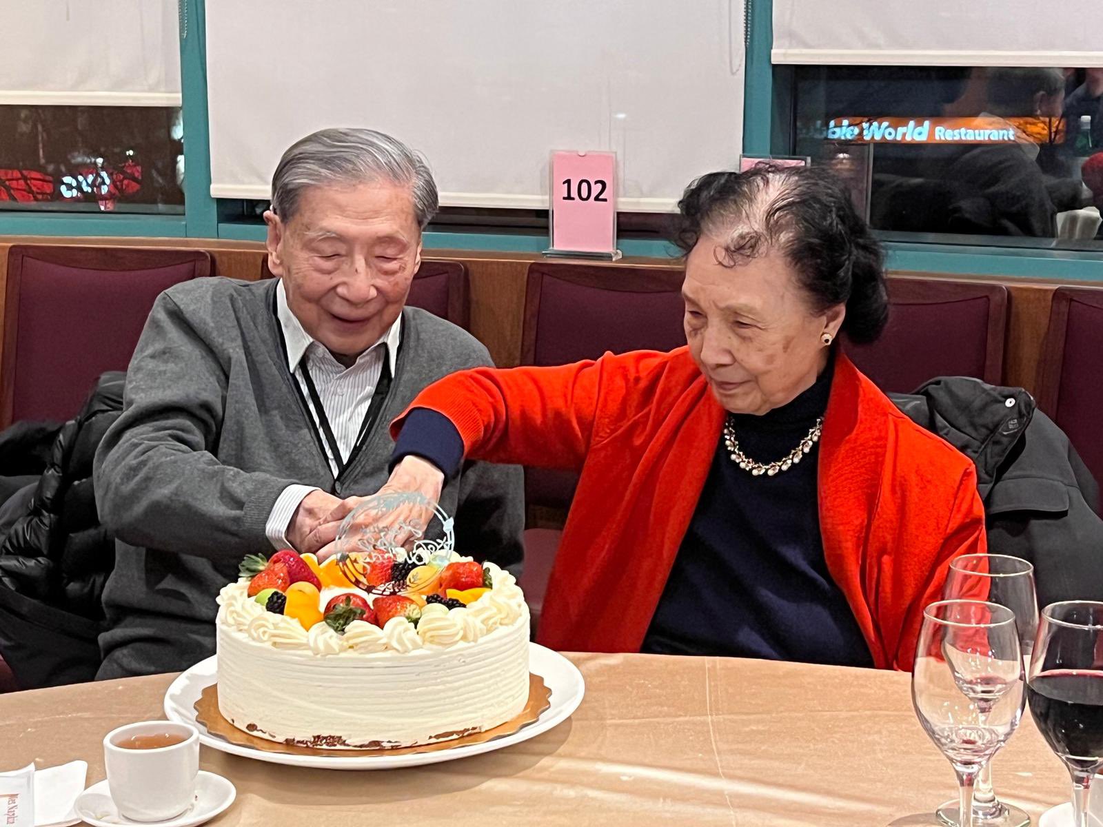 大陸自由派學者茅于軾抵溫哥華後在餐廳慶祝生日。圖/取自蔡慎坤 @cskun1989