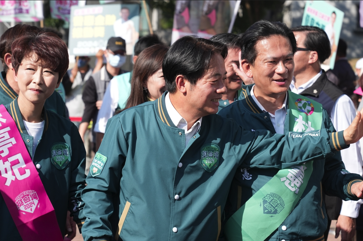 林士傑遭槍擊讓台南成新「慶紀之都」，政情人士認為，台南地方政經發展與8年市長任內的賴清德有很深關聯，事態發展也嚴重損害賴總統威信。圖為賴清德與2026台南的市長熱門人選林俊憲（右）及陳亭妃（左）。圖／取自蔡筱薇臉書
