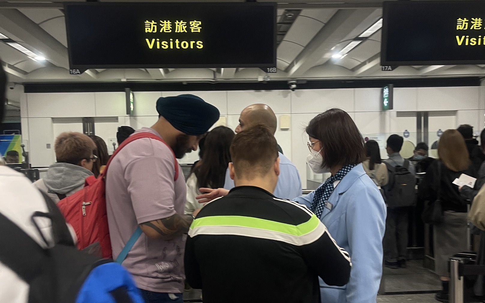 自由行的印度旅客，用著略帶口音的英語與香港海關溝通。圖/陳素貞攝 
