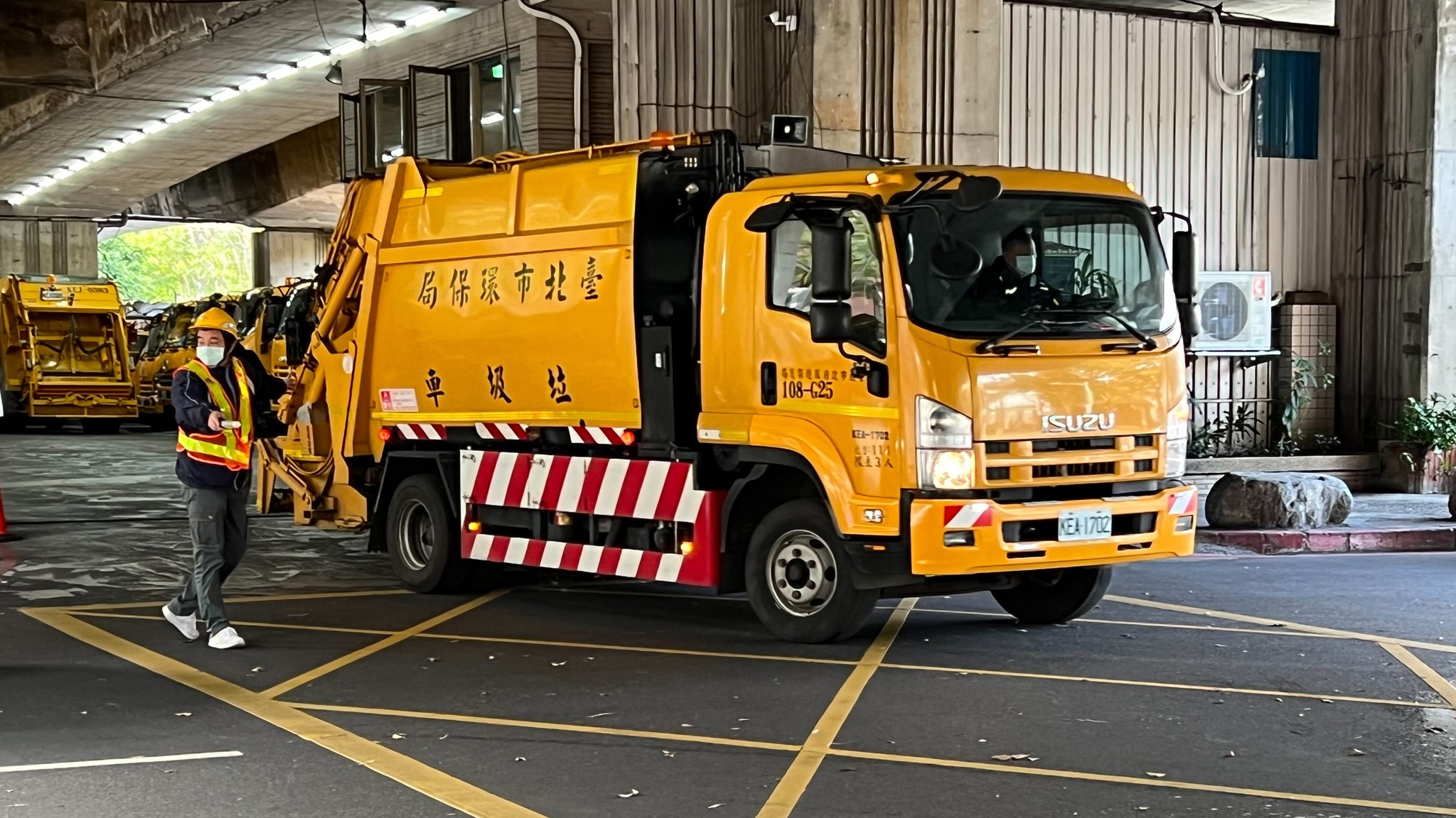 台北市環保局於31日公告了,114年春節期間的垃圾清運時程,除夕則會加班收運,大年初一至初三則停收垃圾。圖/取自台北市環保局粉專