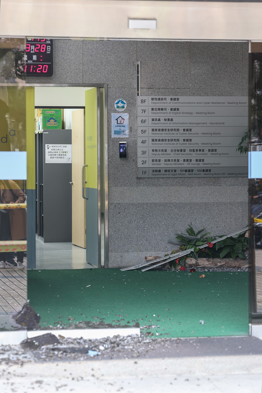 張男闖入數位發展部開槍，導致該單位大門及牆面損毀，所幸未有人受傷。圖/中央社