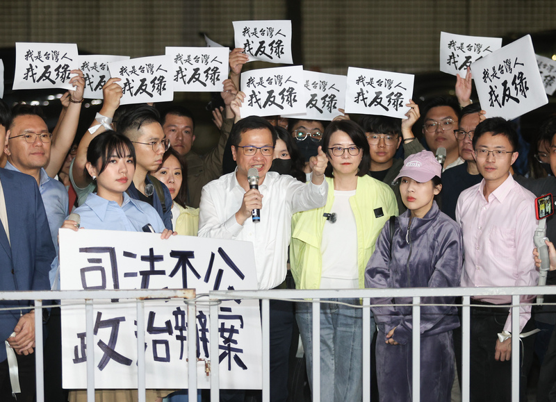 北檢偵辦幽靈連署案，繼第一波於14日約談「罷吳四騎士」等人後，查出民進黨立委吳思瑤、吳沛憶罷免案的罷免團體疑偽造提議書，如今進入第二波，搜索國民黨台北市黨部。圖為國民黨立委王鴻薇（前右3）、羅智強（前右4）、徐巧芯（前右2）14日晚間在北檢外抗議司法不公、政治辦案。圖／中央社