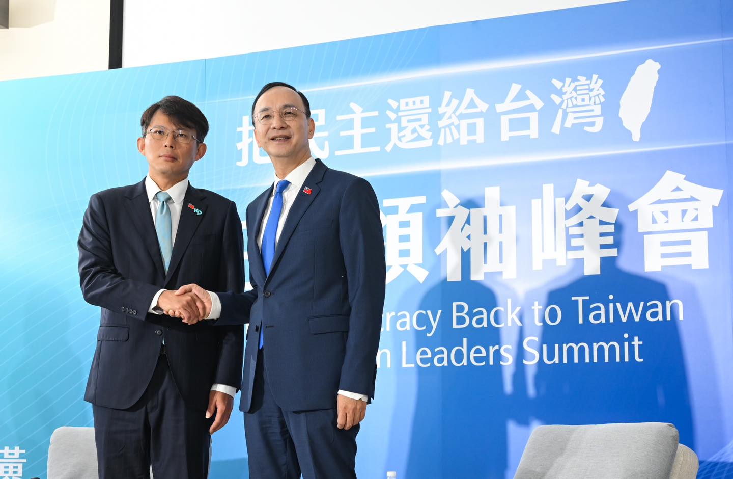 國民黨與民眾黨22日上午舉行在野領袖峰會，國民黨主席朱立倫（右）與民眾黨主席黃國昌（左）握手合影。圖／取自朱立倫臉書