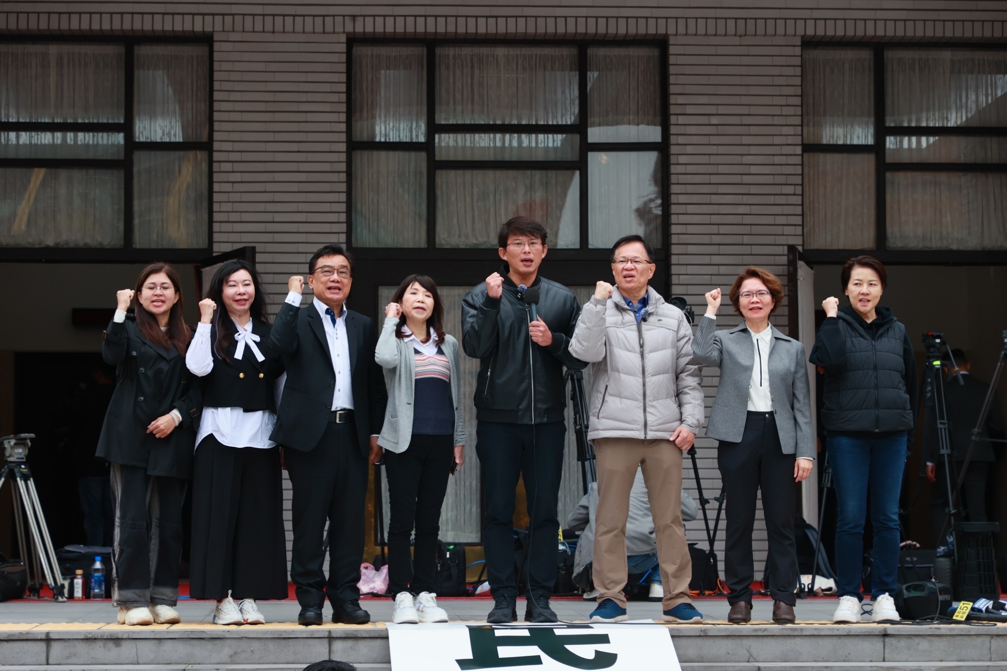 美國總統川普宣布對台灣加徵32％關稅，民眾黨(圖)呼籲賴政府立即啟動對美關稅談判磋商。圖為民眾黨全體立委3月28日在立法院議場前抗議民進黨團霸占院會讓議事空轉。圖/民眾黨提供