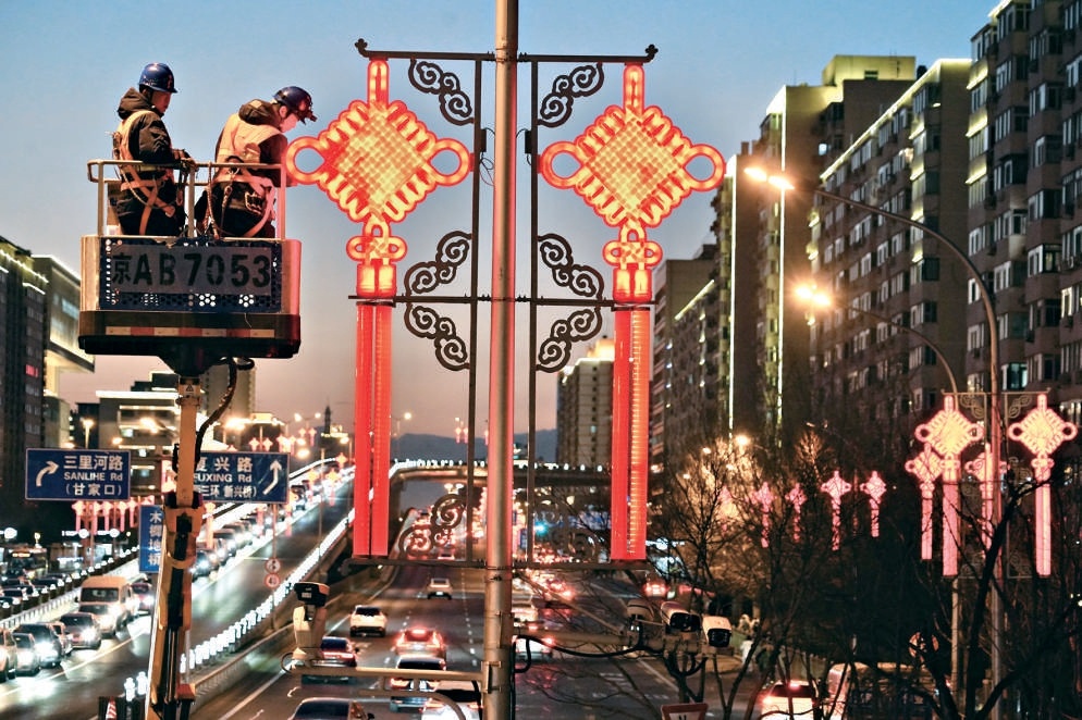 北京長安大街上，本周初已是大紅燈籠高高掛。圖／取自北京日報