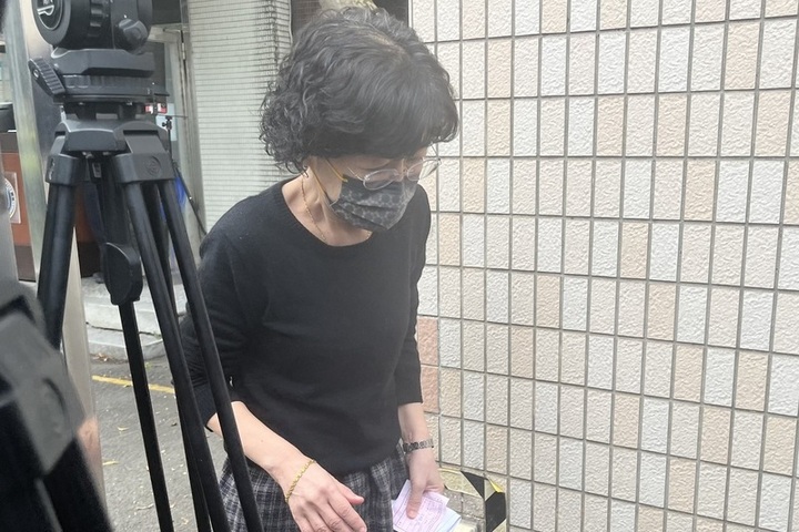 柯文哲妻子陳佩琪上午到台北看守所，離開時全程不發一語。圖/取自中央社