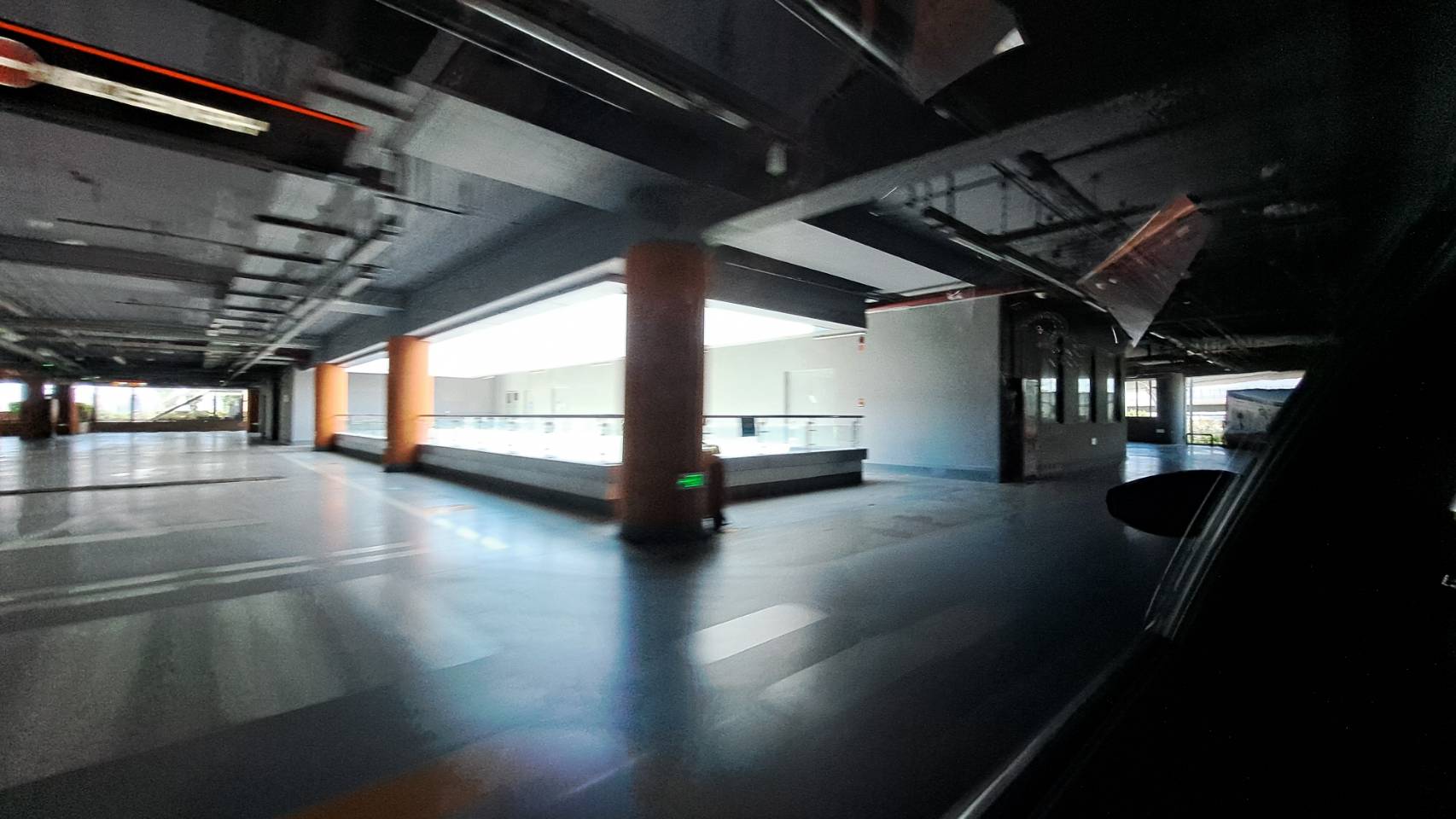上班日，北京大興機場的東邊停車場幾乎看不到一輛車。圖/宋秉忠攝