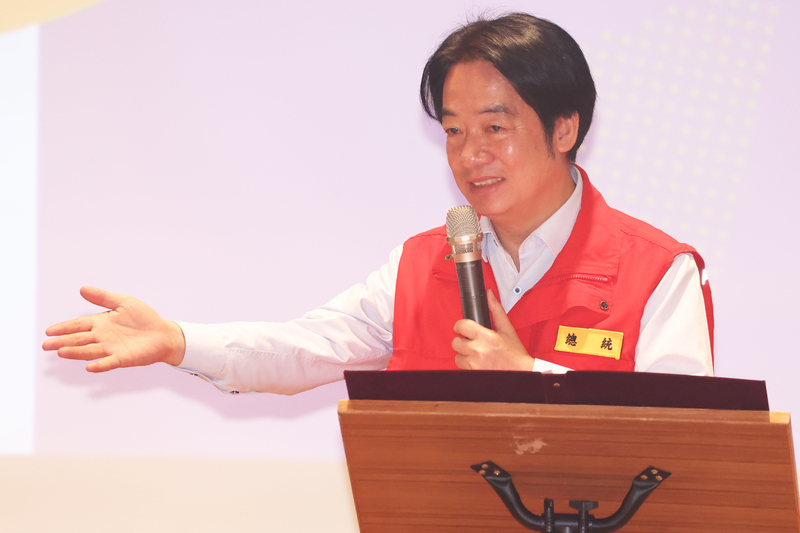 賴清德總統26日宣布明年起，萬安、民安演習轉型整合成「2025城鎮韌性演習」。圖為總統賴清德24日前往板橋慈濟靜思堂視察防災協作中心，並致詞。圖／中央社