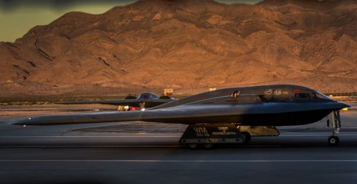 B-2曾參與美軍2025年6月對伊朗核設施的打擊行動,並能搭載重達約13.6噸的GBU-57巨型鑽地彈,用於攻擊深埋地下的強化目標。圖/取自US Air Force