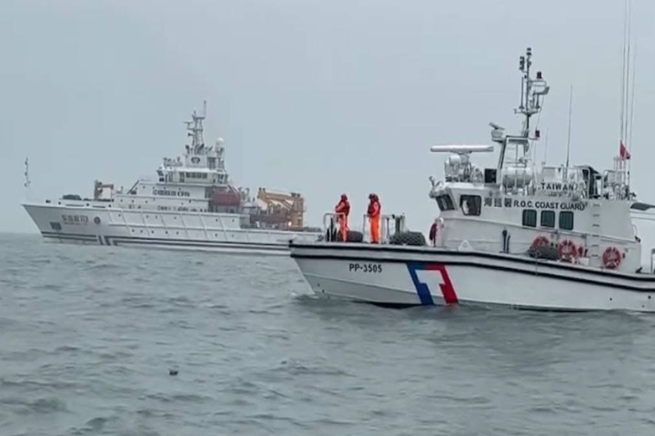兩岸海巡船隻在馬祖海域共同搜救。圖/海巡署提供