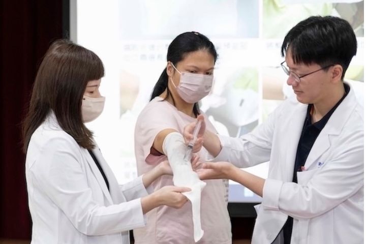 治療異位性皮膚炎 高醫首創實作教學場域