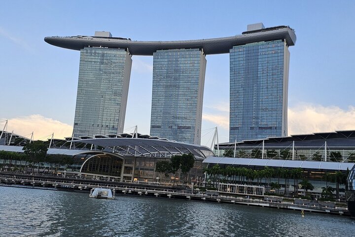 新加坡下月3日將舉行大選。圖為新加坡地標之一的濱海灣金沙酒店，取自TEA ☕️ Kadai Bench《推特》