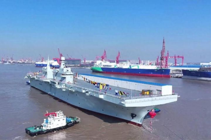 大陸的電磁彈射準航母076「四川艦」兩棲攻擊艦，即將首次海試。圖/取自搜狐網