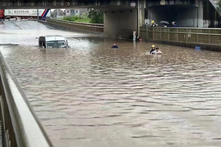 上海暴雨近「百年一遇」！五角場4小時狂瀉213毫米　街道變河流、民眾苦笑「滬上威尼斯」
