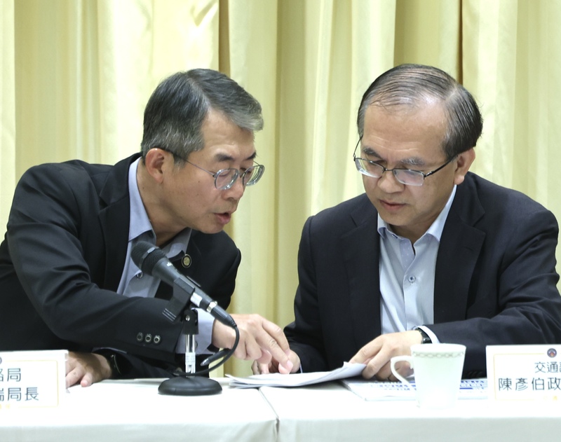交通部10日舉行記者會強調「花東快沒退件」，而是請公路局針對花東快可行性評估，再補強內容。圖為交通部次長陳彥伯（右）、公路局長陳文瑞（左）會前意見交換。圖/中央社