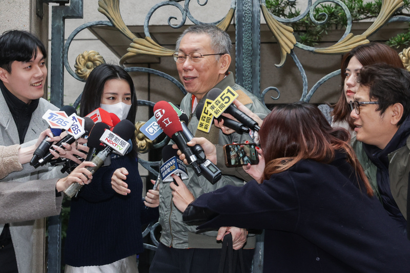 前台北市長柯文哲（左3）交保次日，28日下午從台北住所外出，與律師商討案件，被媒體堵訪但未回應。圖/ 中央社