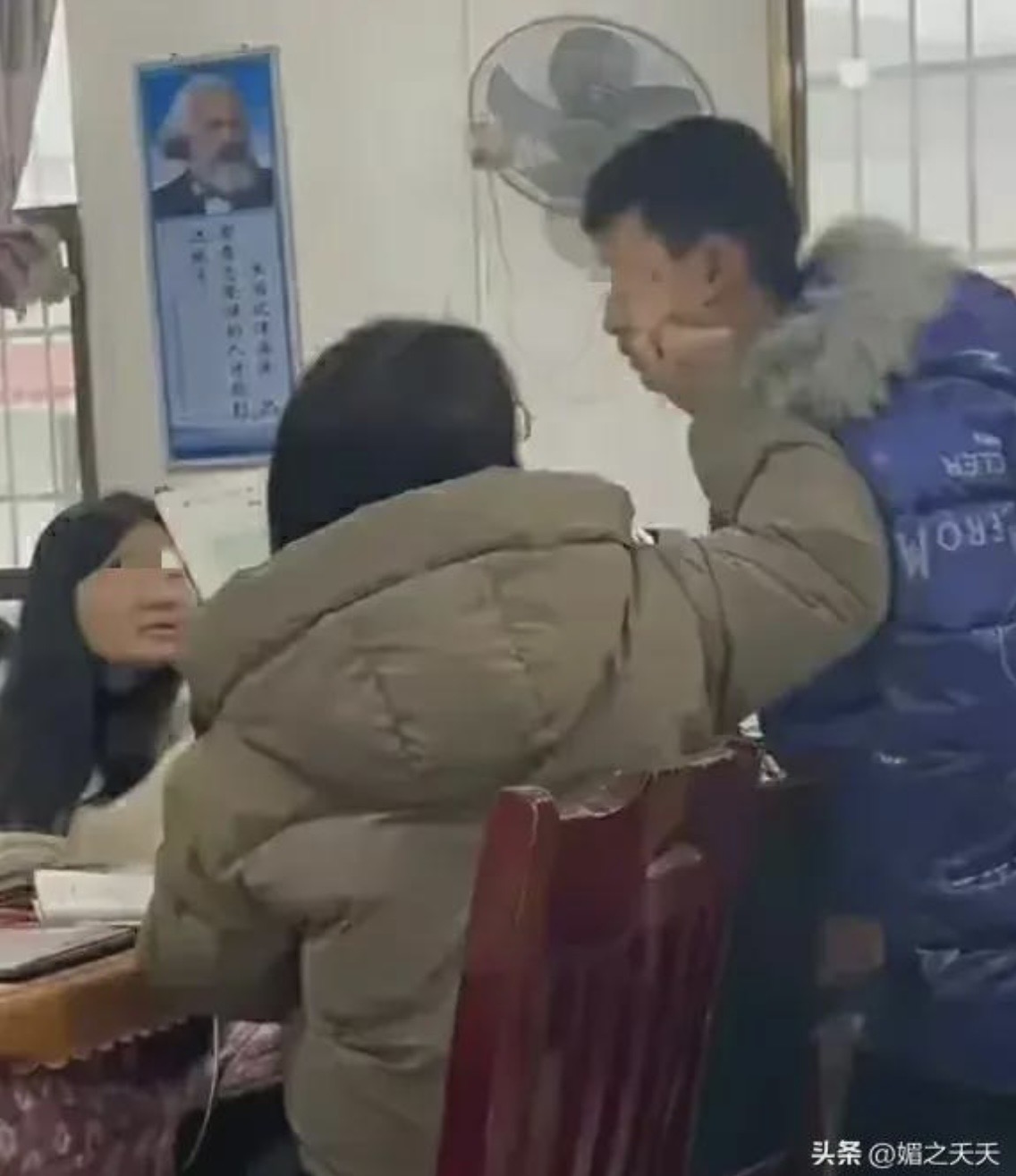 女老師扇了男學生一巴掌，另外一個老師視若無睹。圖/取自微博@媚之夭夭