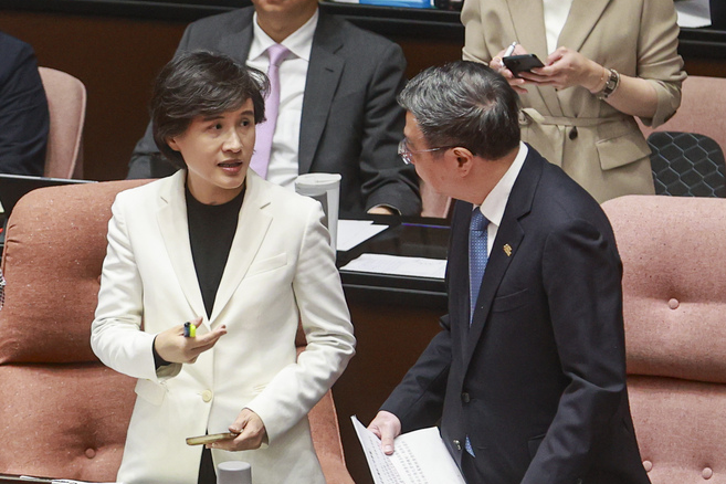 圖為副院長鄭麗君（前左）與行政院長卓榮泰在立法院交換意見的畫面，鄭麗君被視為民進黨台北市長候選人的可能人選。圖/中央社