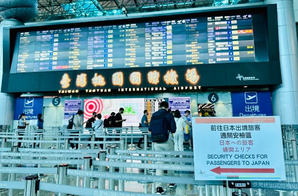 桃園機場跑到年度歲修，造成數個航班延誤，引發民怨。圖/取自桃園機場臉書