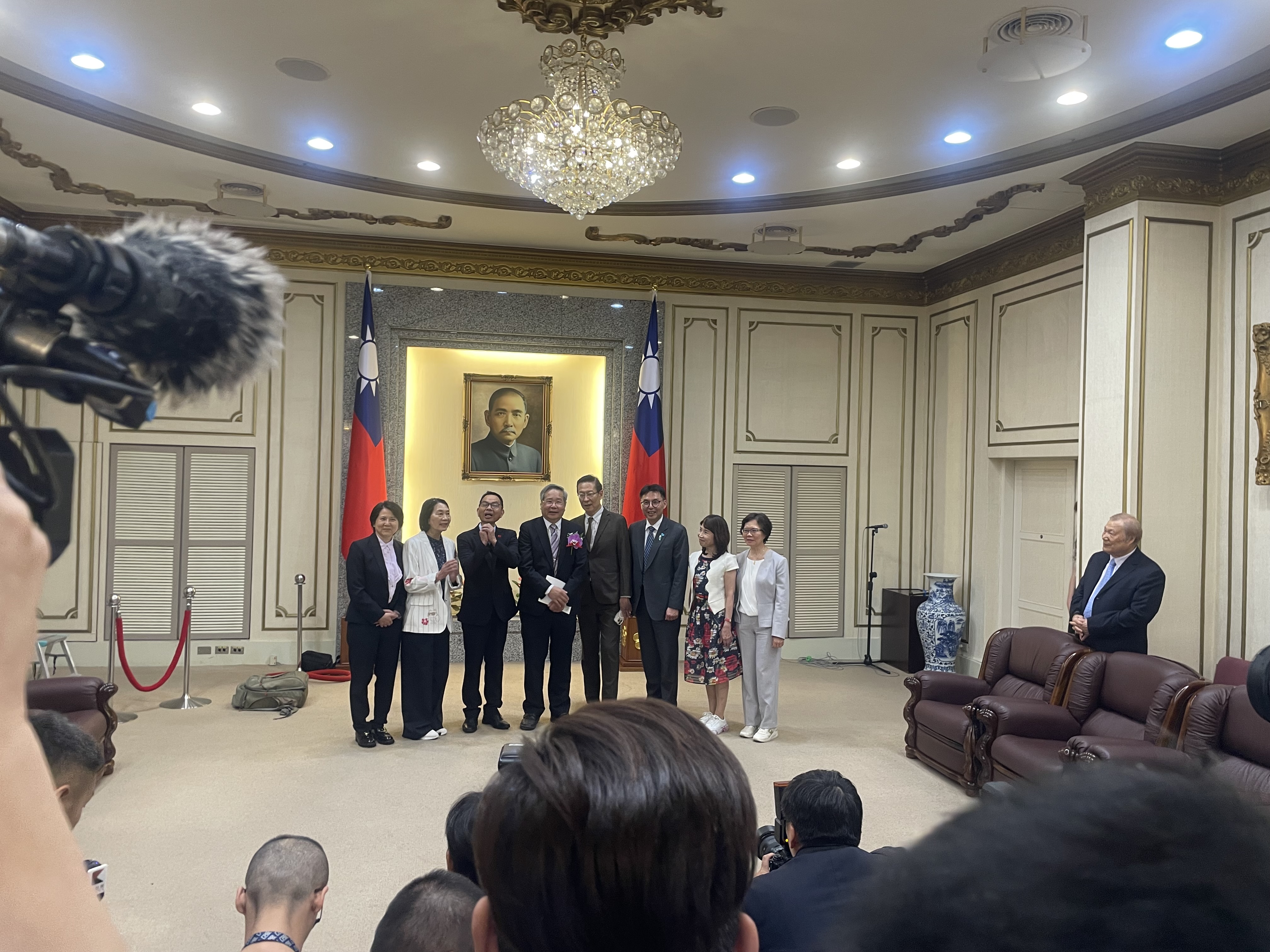 民眾黨全體立委也到場見證新任立委許忠信（左四）完成宣誓。圖/記者洪子苓攝