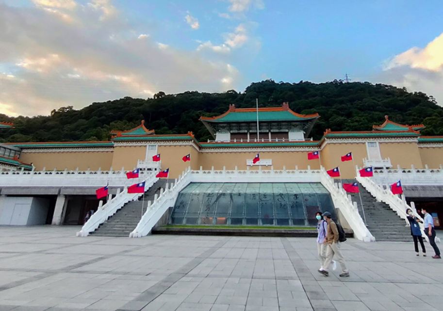 台北故宮將在宮前長階梯步道興建大型玻璃亭，引發爭議。/翻攝自臺北旅遊網臉書專頁