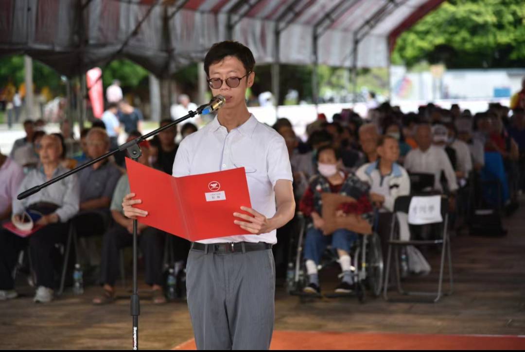 1950年代白色恐怖政治受難者2024秋祭慰靈大會，26日在台北市馬場町紀念公園舉行，圖為台灣地區遺族代表陳志平致詞。圖／台灣地區政治受難人互助會提供