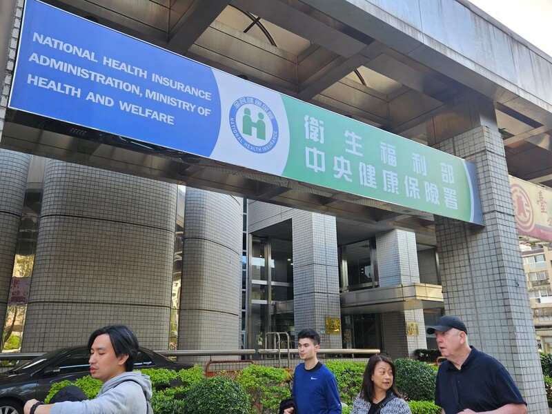春節連假長達9天,健保署放寬領藥規定,持慢性病連續處方箋的民眾可提前10天領藥。圖/中央社