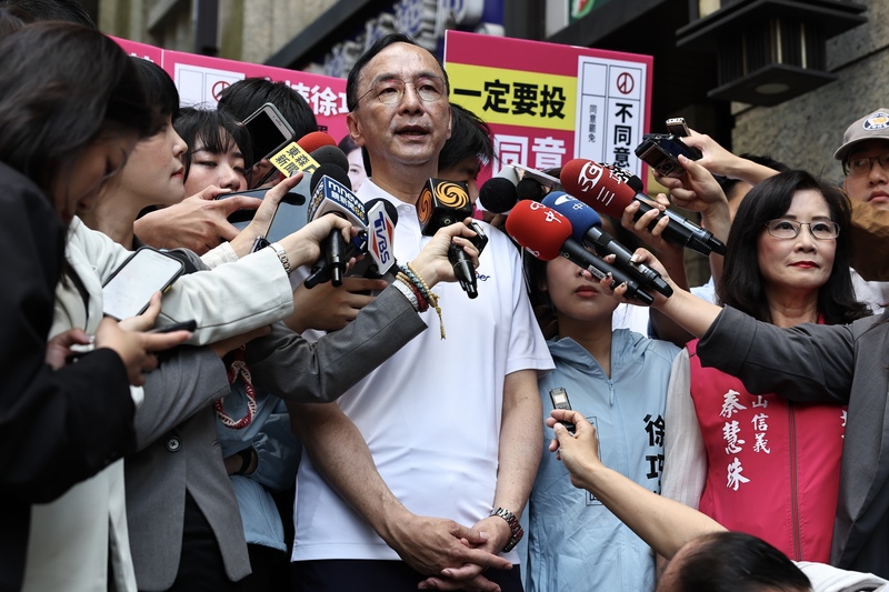 國民黨主席朱立倫針對台中市黨部被搜索一事做出回應。圖/中央社