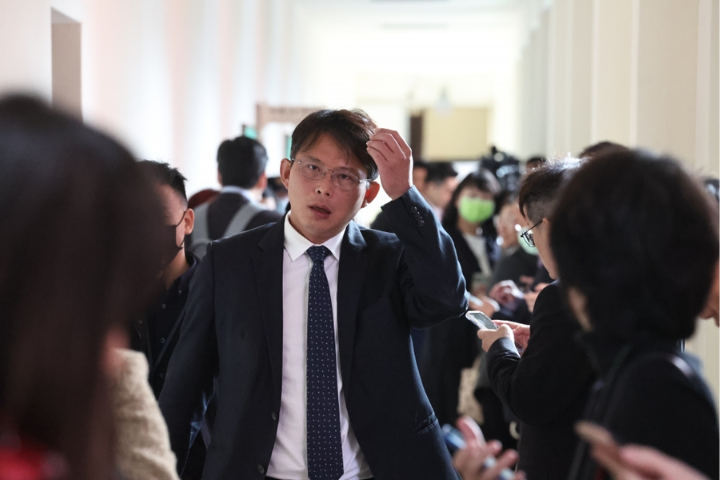 涉館長槍擊案寶和會幹部一審被判無罪，民眾黨主席黃國昌砲轟，這樣的司法如何讓人民信任？賴清德掃黑宣言淪大笑話。圖/記者黃楚甯攝
