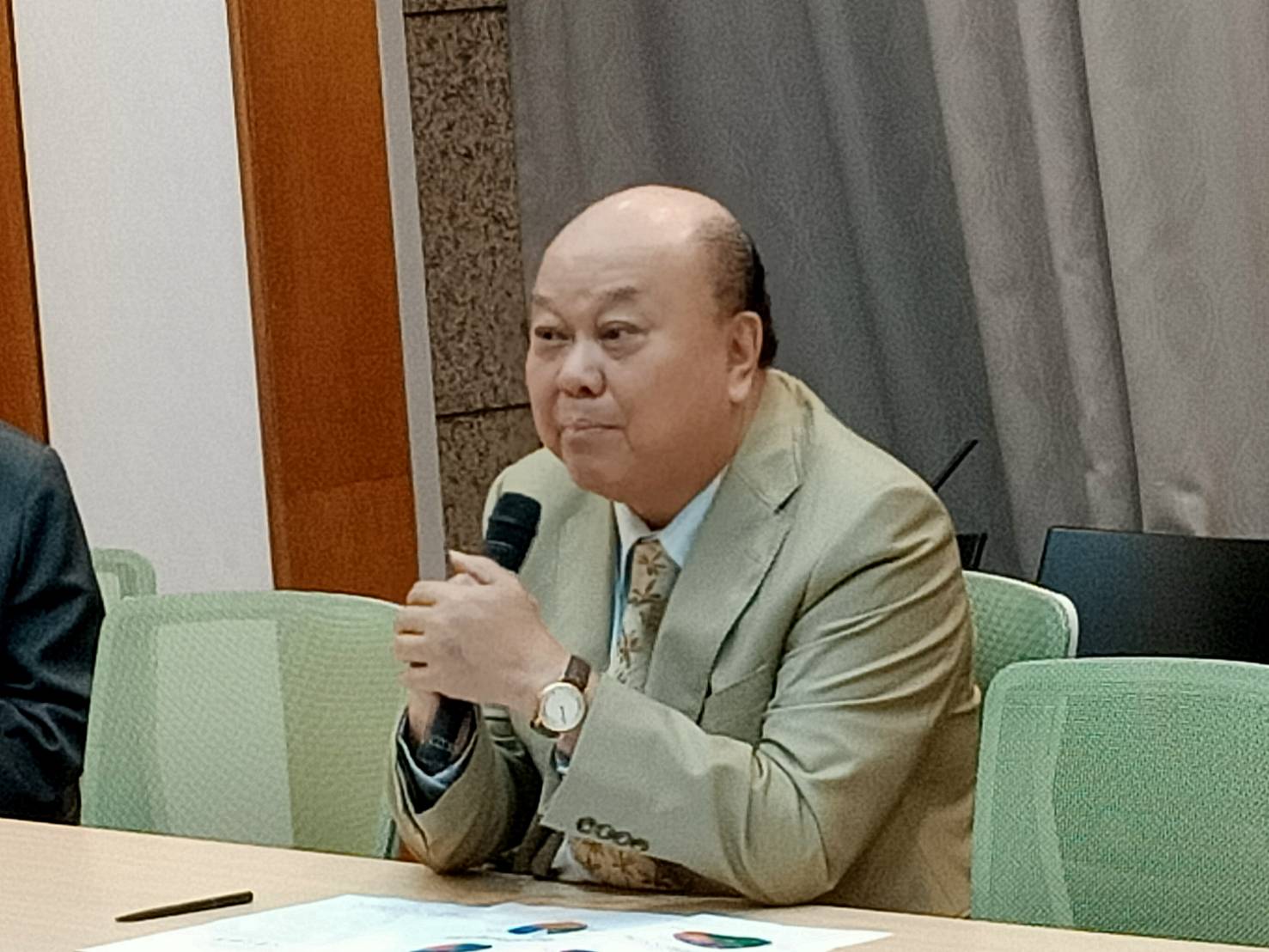 前立委李勝峯14日表示，關於統一的利弊得失，過去是禁區，是根本不能討論的，現在竟有逾5成受訪者認為應該主動談，這顯示台灣民意微妙轉變。圖/記者簡立欣攝