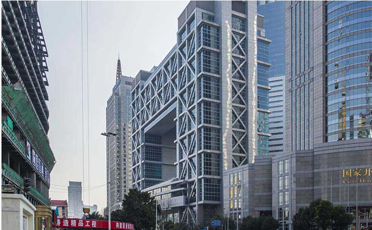 上海股市9、10兩天如洗三溫暖，前跌6.62%，後升1.32%。圖/取自上海證券大廈官網